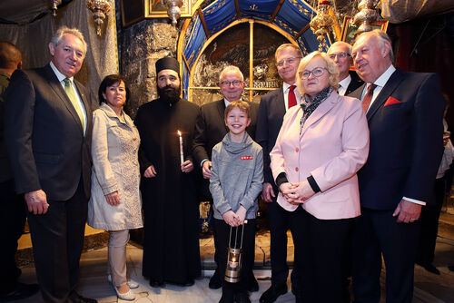 Friedenslichtkind Niklas mit der Oberösterreich-Delegation in der Geburtsgrotte Jesu in Bethlehem