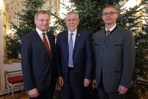 Von links: Landeshauptmann Thomas Stelzer, Bundespräsident Alexander van der Bellen und der Bürgermeister von Pennewang Franz Waldenberger bei der feierlichen Übergabe in der Hofburg in Wien