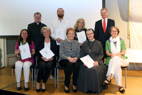 1. Reihe: Gabriele Schaller, Mag.a Christine Grüll, Elisabeth Maria Ploier, Sr. Klara Maria Falzberger OSFS, Marika Mayrdorfer-Muhr. 2. Reihe: Diözesanbischof Dr. Manfred Scheuer, Martin Berndorfer, SR Dipl.-Päd. Brigitte Elsener MA, LH Mag. Thomas Stelzer