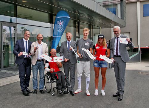 v.l.: Landessportdirektor Mag. Gerhard Rumetshofer, Olympiasieger Christoph Sieber, Handbiker Walter Ablinger, Landeshauptmann Mag. Thomas Stelzer, Fechter Josef Mahringer, Kanutin Viktoria Schwarz und LH-Stv. Dr. Michael Strugl