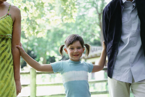 Kind zwischen beiden Elternteilen