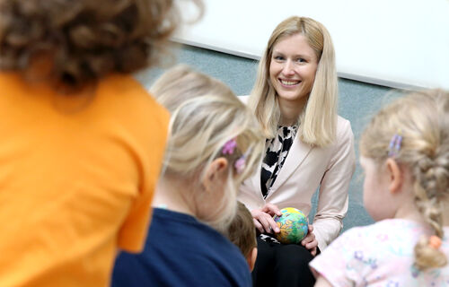 Landesräting Mag.a Christine Haberlander mit Kindern des Landeskindergartens in Linz