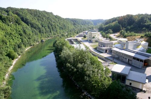 Kläranlage an einem Fluss