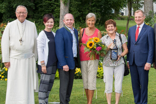 Abt emeritus Stift Schlägl Mag. Martin Felhofer, Bgm.in von Aigen-Schlägl Elisabeth Höfler, Landesrat Max Hiegelsberger, die beiden 100.000sten Besucherinnen Ulrike Dubischar und Marianne Reischl mit Blumenstraß und Bier, Landeshauptmann Mag. Thomas Stelzer