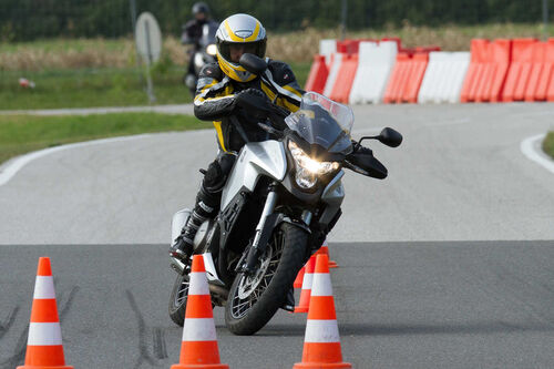 Motorradfahrer beim Fahrtraining 