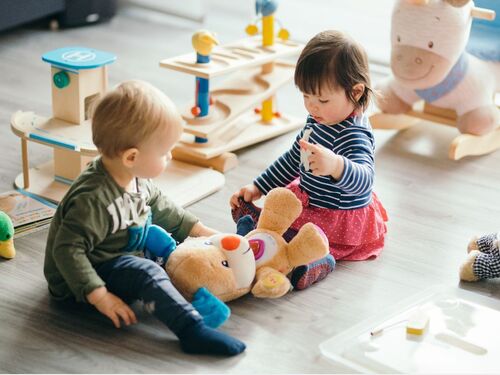 Zwei kleine Kinder spielen