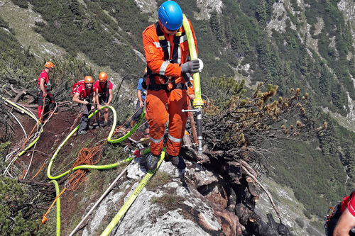 Feuerwehr bei Einsatz im Gebirge