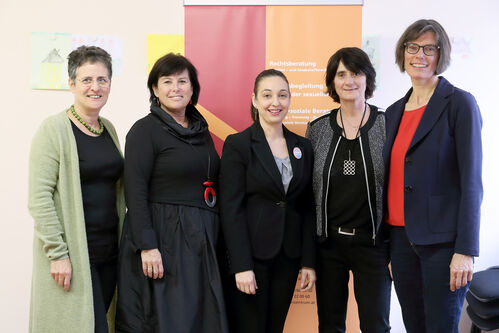 Dr.in Elfgund  Abel-Frischenschlager (Obfrau-Stellvertreterin Autonomes Frauenzentrum), Birgit Gerstorfer (Sozial-Landesrätin), Mag.a Ines Stilling (Bundesministerin für Frauen, Familien und Jugend), Susanne Wiesmayr (Geschäftsführerin Autonomes Frauenzentrum), Mag.a Angelika Heinzl-Handl (Geschäftsführerin Autonomes Frauenzentrum)