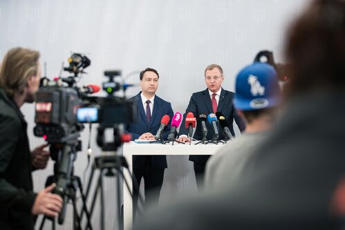 Landeshauptmann Thomas Stelzer und sein Stellvertreter Manfred Haimbuchner präsentieren den Voranschlag