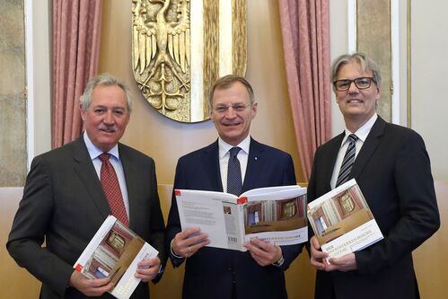 Landtagspräsident KommR Viktor Sigl, Landeshauptmann Mag. Thomas Stelzer und Autor Landtagsdirektor Mag. Dr. Wolfgang Steiner