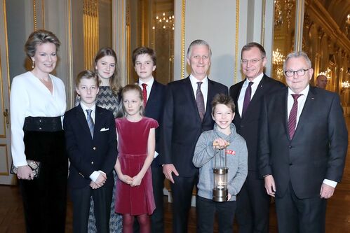 Landeshauptmann Mag. Thomas Stelzer, Friedenslichtkind Niklas Lehner und ORF-Redakteur Günther Hartl mit der belgischen Königsfamilie