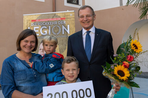 Sabine Schröck erhält von Landeshauptmann Mag. Thomas Stelzer einen Blumenstrauß