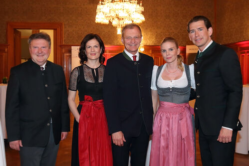 Michael Ludwig, Bürgermeister der Stadt Wien, Landeshauptmann Thomas Stelzer und Gattin Bettina Stelzer-Wögerer, Bundeskanzler Sebastian Kurz und Lebensgefährtin Susanne Thier