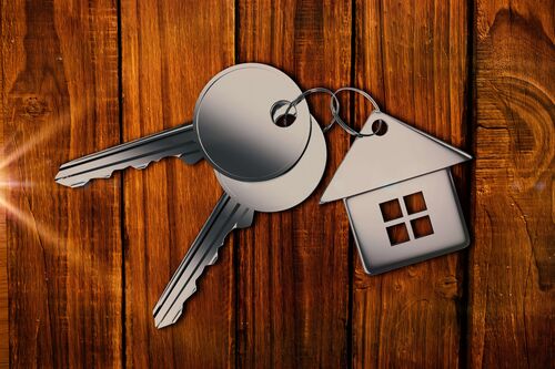 Schlüssel mit Anhänger in Form eines Hauses