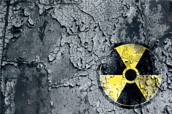 Symbol für Atomkraftgefahr auf verrostetem Untergrund