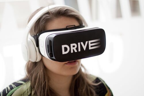 Junge Frau mit Virtual Reality Brille und Kopfhörern