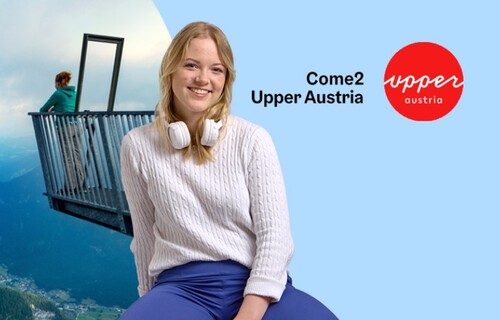 Titelbild Landing Page: Studentin mit Kopfhörern, im Hintergrund Aussichtsplattform mit Blick auf einen See