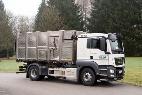 Ein Lastwagen der TKV Regau parkt am Straßenrand