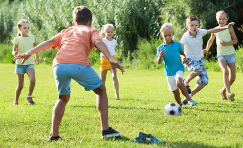 Kinder spielen Fußball