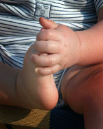 Kleinkind spielt mit den Zehen 