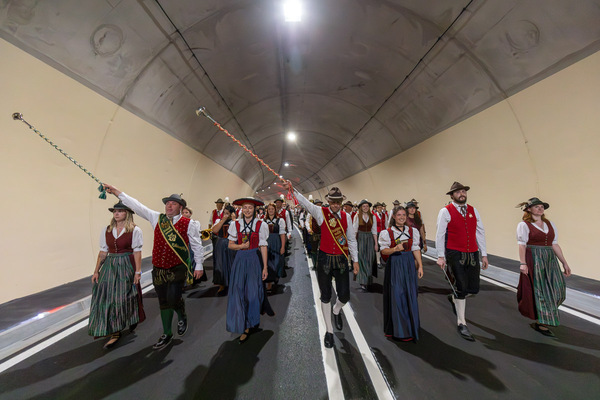 Marsch der Musikkapellen durch den Tunnel