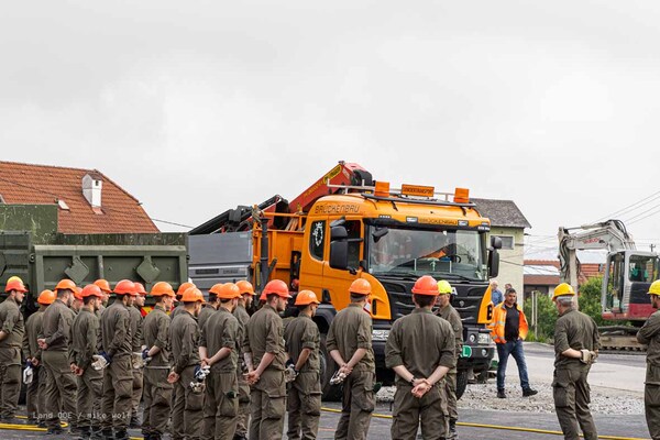 Bundesheer Pionieren errichten Behelfsbrücke über die Aschach in Waizenkirchen