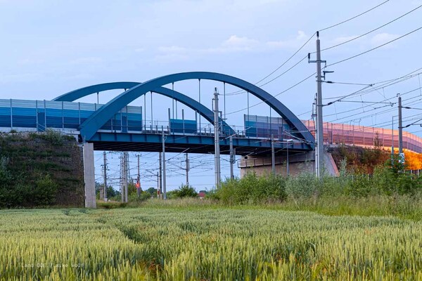 Arbeiten an der Laermschutzwand der OEBB-Ueberführung in der Umfahrung Lambach