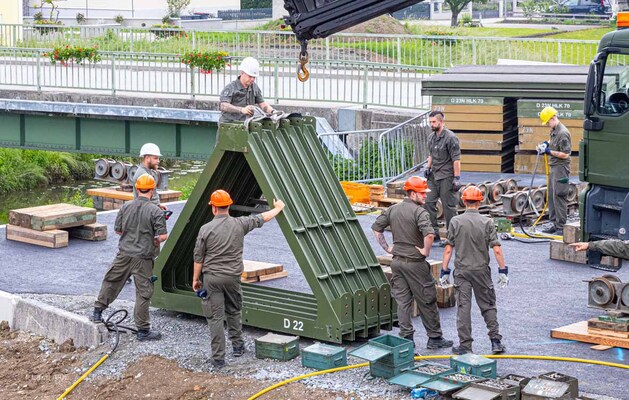 Bundesheer Pionieren errichten Behelfsbrücke über die Aschach in Waizenkirchen