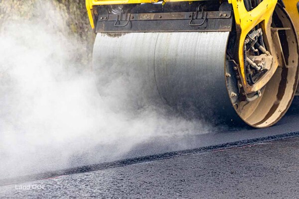 Szenen der Asphaltierung des Kreisverkehrs in Sierning