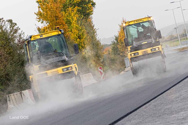 Szenen der Asphaltierung des Kreisverkehrs in Sierning