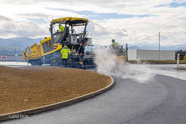 Szenen der Asphaltierung des Kreisverkehrs in Sierning