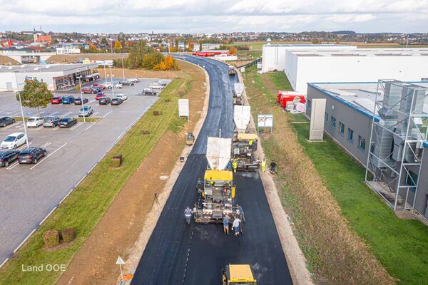 Szenen der Asphaltierung des Kreisverkehrs in Sierning