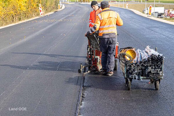 Szenen der Asphaltierung des Kreisverkehrs in Sierning