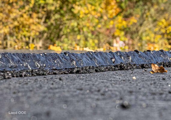 Szenen der Asphaltierung des Kreisverkehrs in Sierning