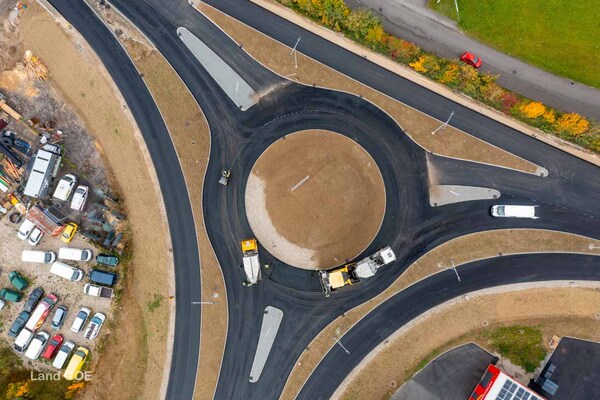 Szenen der Asphaltierung des Kreisverkehrs in Sierning