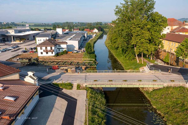 Bundesheer Pionieren errichten Behelfsbrücke über die Aschach in Waizenkirchen