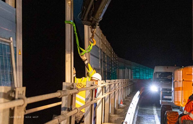 Arbeiten an der Laermschutzwand der OEBB-Ueberführung in der Umfahrung Lambach