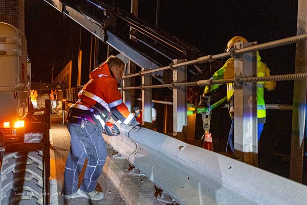 Arbeiten an der Laermschutzwand der OEBB-Ueberführung in der Umfahrung Lambach