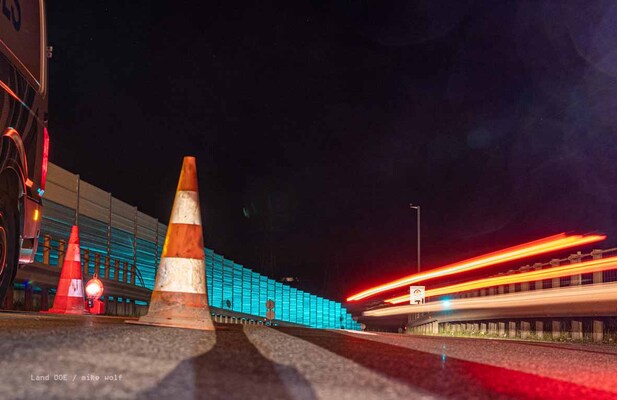 Arbeiten an der Laermschutzwand der OEBB-Ueberführung in der Umfahrung Lambach