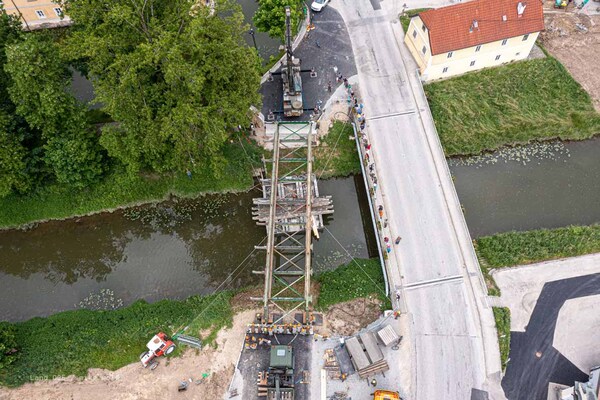 Bundesheer Pionieren errichten Behelfsbrücke über die Aschach in Waizenkirchen