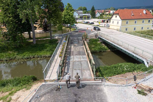 Bundesheer Pionieren errichten Behelfsbrücke über die Aschach in Waizenkirchen