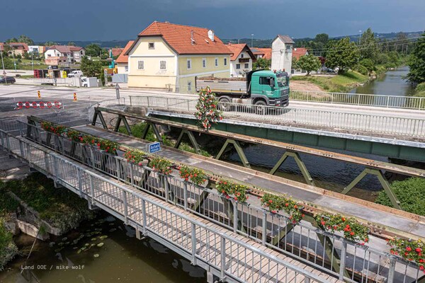 Bundesheer Pionieren errichten Behelfsbrücke über die Aschach in Waizenkirchen