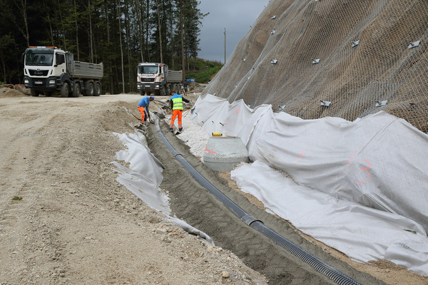 Herstellen des Längskanalsystems, Steilböschung mit vernageltem Hochleistungsgitter