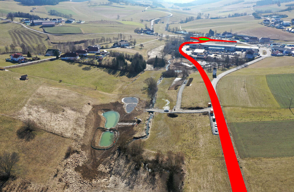 Drohnenaufnahme des Bereichs der Umfahrung Peilstein Abschnitt 2 mit Visualisierung des Straßenverlaufs durch eine rote Linie