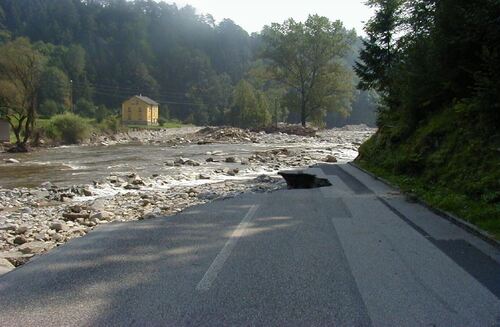 Vom Hochwasser zerstörte Straße