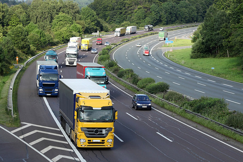 LKWs und Autos auf der Autobahn