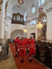 Mitglieder des Roten Kreuzes beim Einmarsch in die Minoritenkirche.