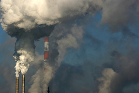 Luftverschmutzung, Industrieschornsteine mit Rauchausstoß