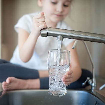 Mädchen mit einem Glas Wasser