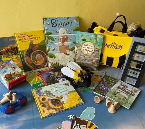 Bücher und Materialien, die im Bienenkoffer enhalten sind. Bücher und Materialien, die im Bienenkoffer enhalten sind.